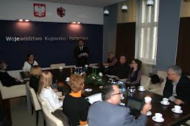 wystąpienie jednego z ekspertów zespołu ds. przeciwdziałania przemocy w rodzinie przed siedzącymi uczestnikami w sali konferencyjnej Urzędu Marszałkowskiego